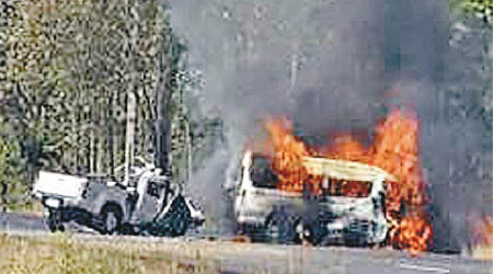 小巴與輕型貨車相撞後起火，造成大量死傷。
