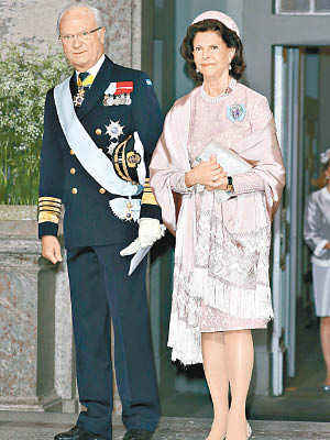 王后西爾維婭（右）親口證實王宮鬧鬼。左為瑞典國王卡爾十六‧古斯塔夫。