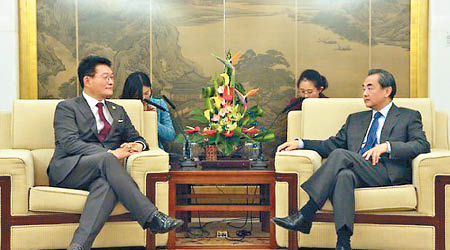 外長王毅（右）在會見到訪的南韓共同民主黨議員代表團。
