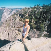 圖艾利經常在網誌分享在崖邊的自拍照。（互聯網圖片）