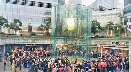上海蘋果店外湧現排隊的人潮。（互聯網圖片）