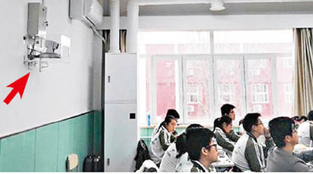 北京部分學校已安裝空氣淨化器（箭嘴示）。