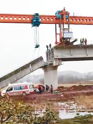 沅江特大橋昨突然斷裂垮塌。（互聯網圖片）