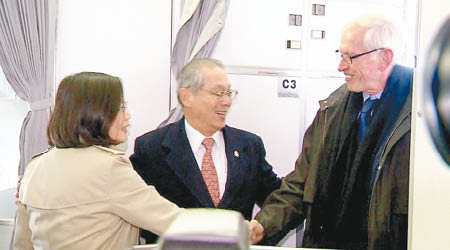 蔡英文（左）抵休斯敦，AIT理事主席莫健登機迎接。（互聯網圖片）