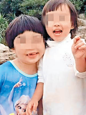受虐女童（左）與同父異母的妹妹（右）合照。