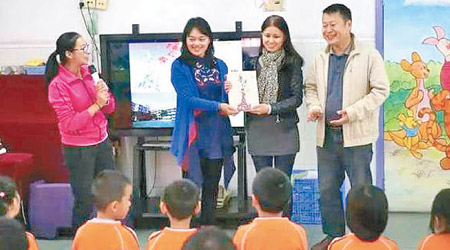 五羊小學老師向當地的幼稚園贈送教材。（互聯網圖片）