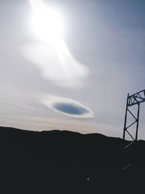 該雲外形像UFO。（互聯網圖片）