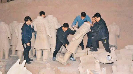 執法人員連夜銷毀「山寨兵馬俑」。（互聯網圖片）