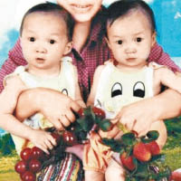 一名中國養母抱着兩名女嬰的舊照，成為兩姊妹能夠重逢的轉捩點。
