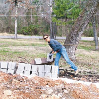 網上睇片自學後，布魯金斯嘗試親自鋪設磚塊。