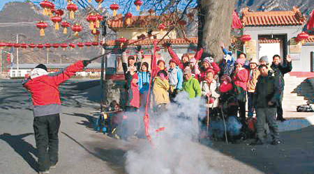 燃放煙花爆竹是華人過年的習俗。（互聯網圖片）
