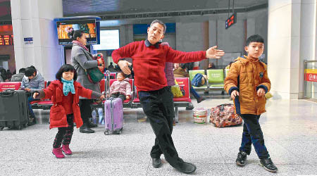 老漢李大香與孫兒孫女一起跳廣場舞。