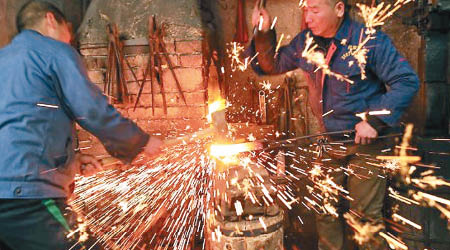 王山及王鵬父子花十二天打造出青龍偃月刀。（互聯網圖片）