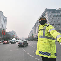 西安交警戴上口罩指揮交通。（中新社圖片）