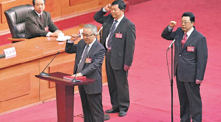 張國清（前排）宣誓，成為重慶市長。（中新社圖片）