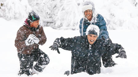 奧巴馬與兩名女兒在雪地上享天倫樂。