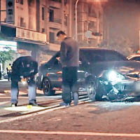 黑色私家車損毀嚴重，被遺棄於案發現場。（電視畫面）