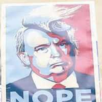 民眾高舉反特朗普的海報。