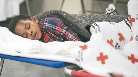 密西西比州<br>小孩在避難中心休息。