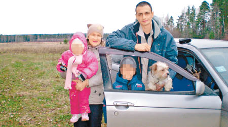 烏索魯夫一家與愛犬「托利」的合照。（互聯網圖片）