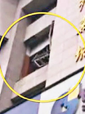 爆炸發生後，涉事單位的窗框被炸飛脫落。