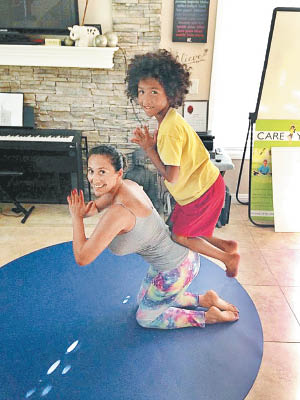塔巴伊（上）年紀輕輕，已是一名瑜伽導師。（互聯網圖片）