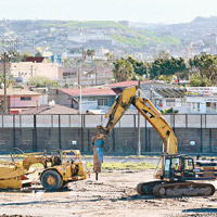 在加州接壤墨西哥邊境，建築公司已準備就緒。