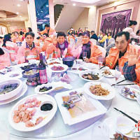 江西新餘市有年輕人邀請清潔工吃團年飯。（互聯網圖片）