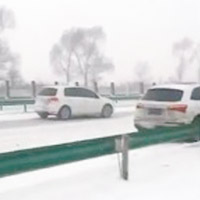 冰封公路<br>風雪令汽車慢駛，阻慢歸期。（互聯網圖片）