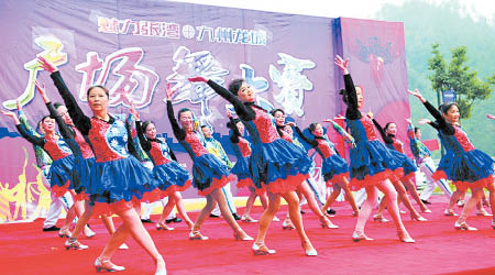 內地卅一省市去年舉辦至少二百五十一場廣場舞比賽。（互聯網圖片）