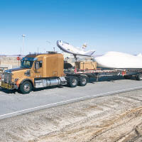 大型貨車運送「追夢者」。（NASA圖片）