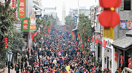 重慶兩江新區國際影視城人潮逼爆。（互聯網圖片）