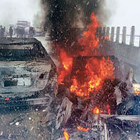 河南 泌陽<br>有私家車相撞後起火焚燒。