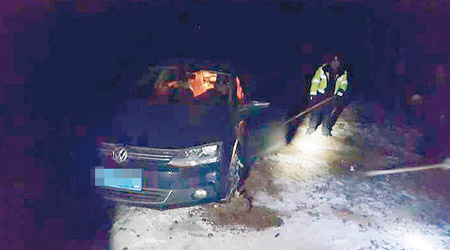 王先生一家被困積雪、偏僻的山路中。（互聯網圖片）