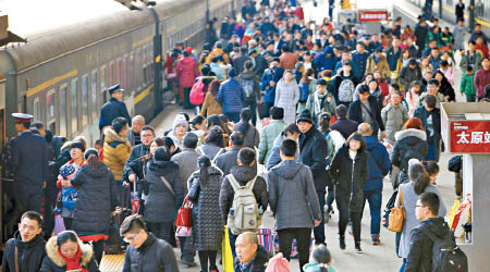 在山西太原火車站中，大批民眾準備乘車回程去上班。（中新社圖片）