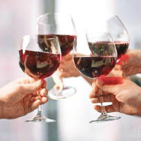 中國人過節紅酒是不可或缺的飲品。（互聯網圖片）