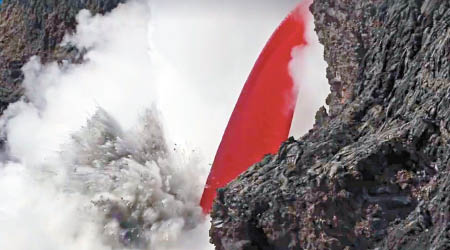 岩漿湧出海面，產生大量蒸氣及爆炸。（美國地質勘探局圖片）