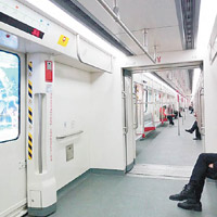 廣州地鐵內幾乎沒有乘客。