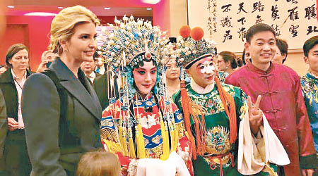 伊萬卡（左）訪中國駐美大使館拜年。（互聯網圖片）