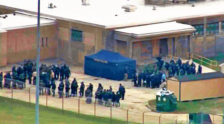 大批獄警包圍監獄。（互聯網圖片）