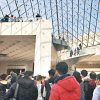 大批羅浮宮遊客按警方指示疏散。