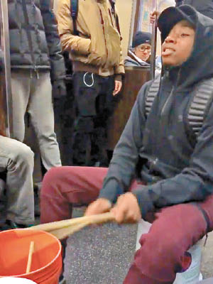 自學打鼓的蘇穆努經常在地鐵內表演。（互聯網圖片）