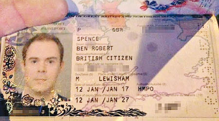 斯彭斯的護照貼有他人相片。