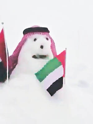 民眾將雪人打扮成酋長模樣。（互聯網圖片）