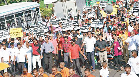 斯里蘭卡民眾早前示威，反對將漢班托塔港管理權售予中資企業。