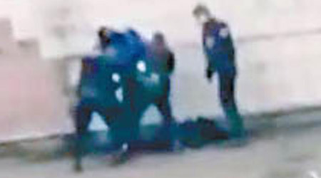 四名警員被拍下在街頭對泰奧施虐。（電視畫面）
