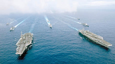 美國海軍船艦無法添置新裝備，圖為美軍航母編隊航行。（資料圖片）