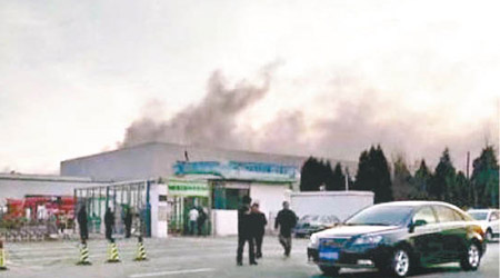 天津的三星旗下廠房冒出濃煙。（互聯網圖片）