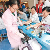 浙江省中醫院爆出醫療事故。圖為該院醫護人員正為患者抽血。（互聯網圖片）