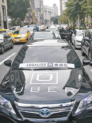 有Uber司機在交通部附近慢駛抗議。（中新社圖片）